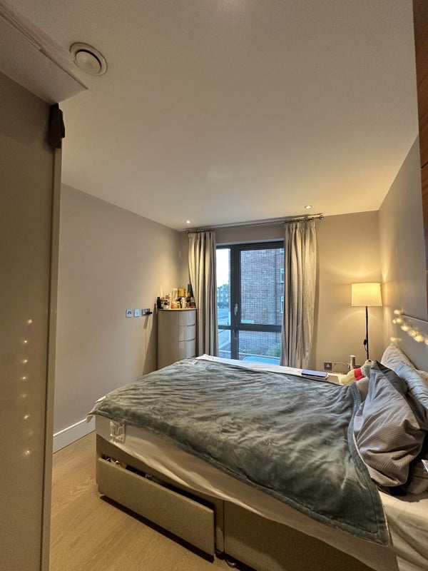 Flat Goldhawk Road in Greater London