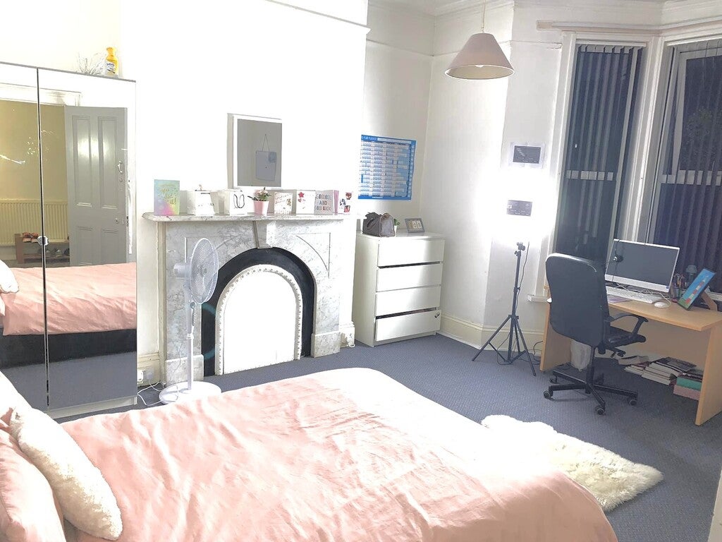 Room Alexandra Road in Plymouth