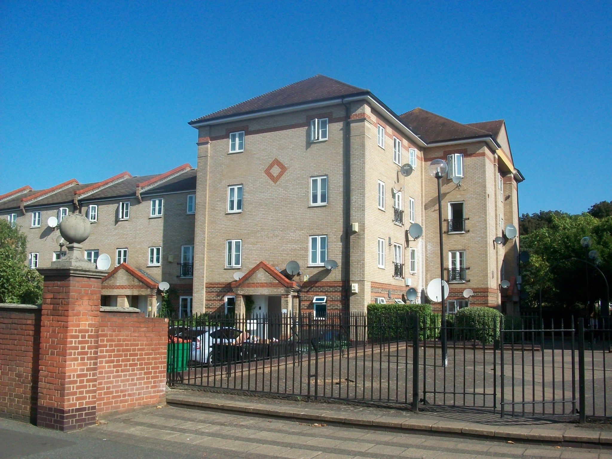 Flat Ambassador Gardens in Greater London