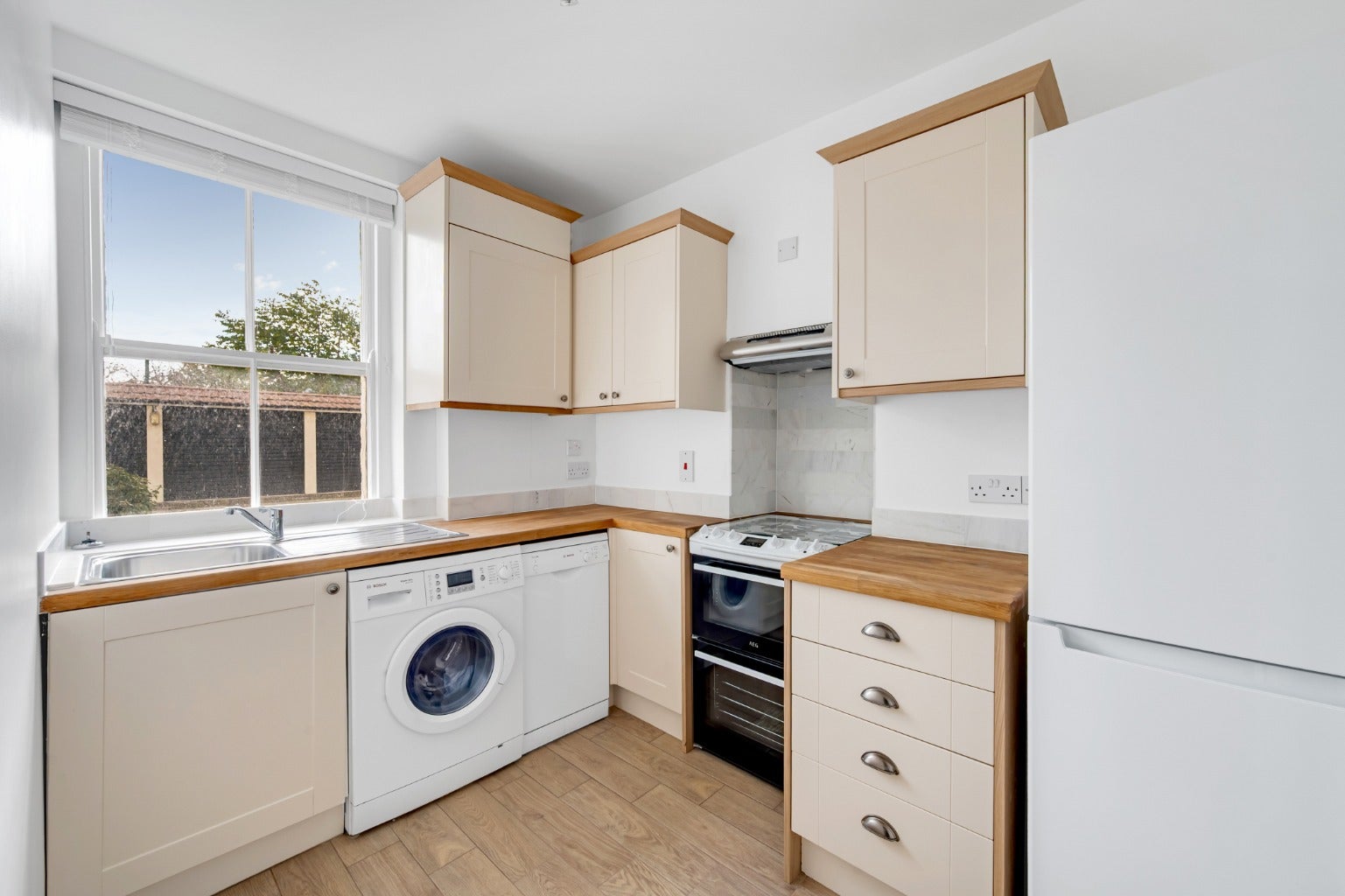 Flat Queen's Club Gardens in Greater London