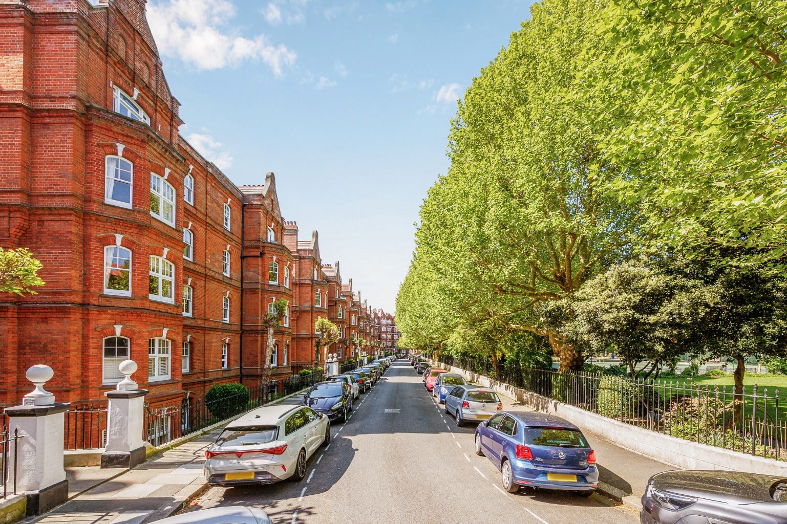 Flat Queen's Club Gardens in Greater London