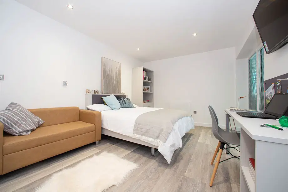 Room Queen's Road in Nottingham