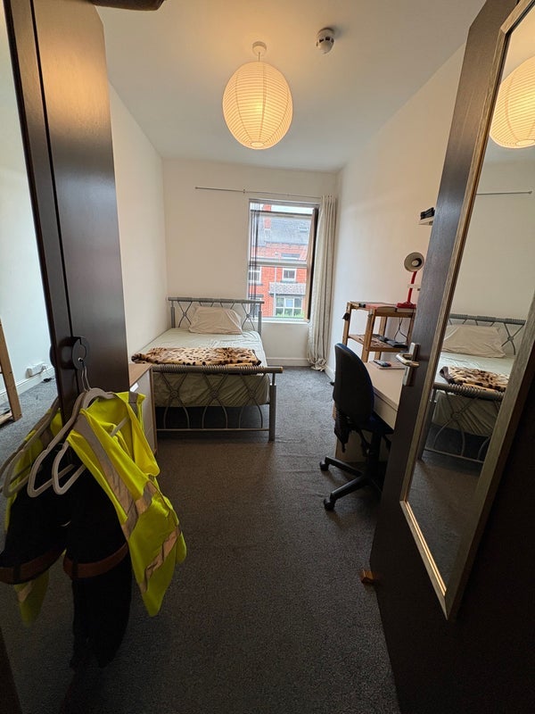 Room Chestnut Avenue in Leeds