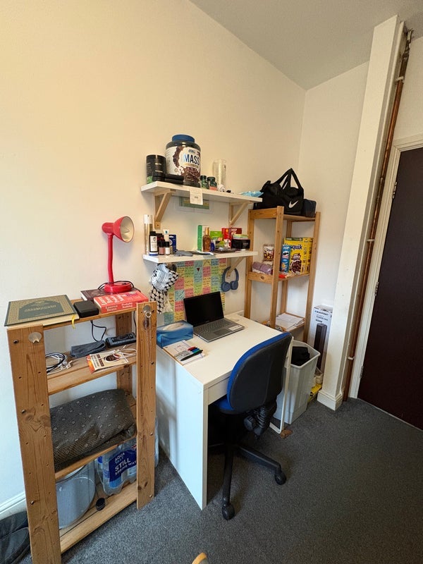 Room Chestnut Avenue in Leeds