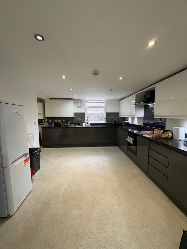 Room Chestnut Avenue in Leeds