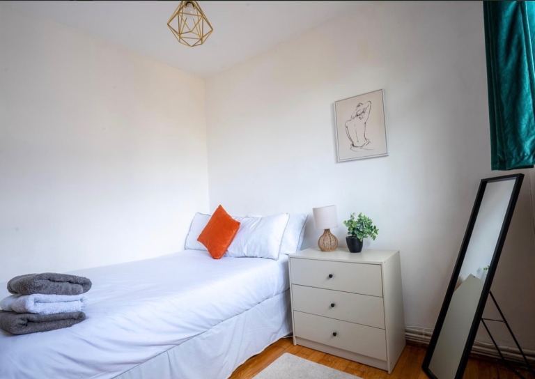 Flat Bevenden Street in Greater London