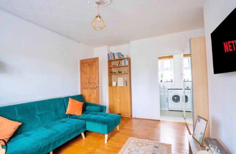 Flat Bevenden Street in Greater London