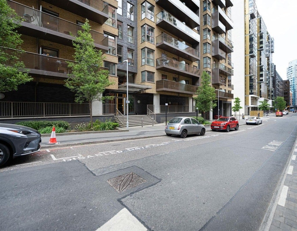 Flat Olympic Way in Greater London