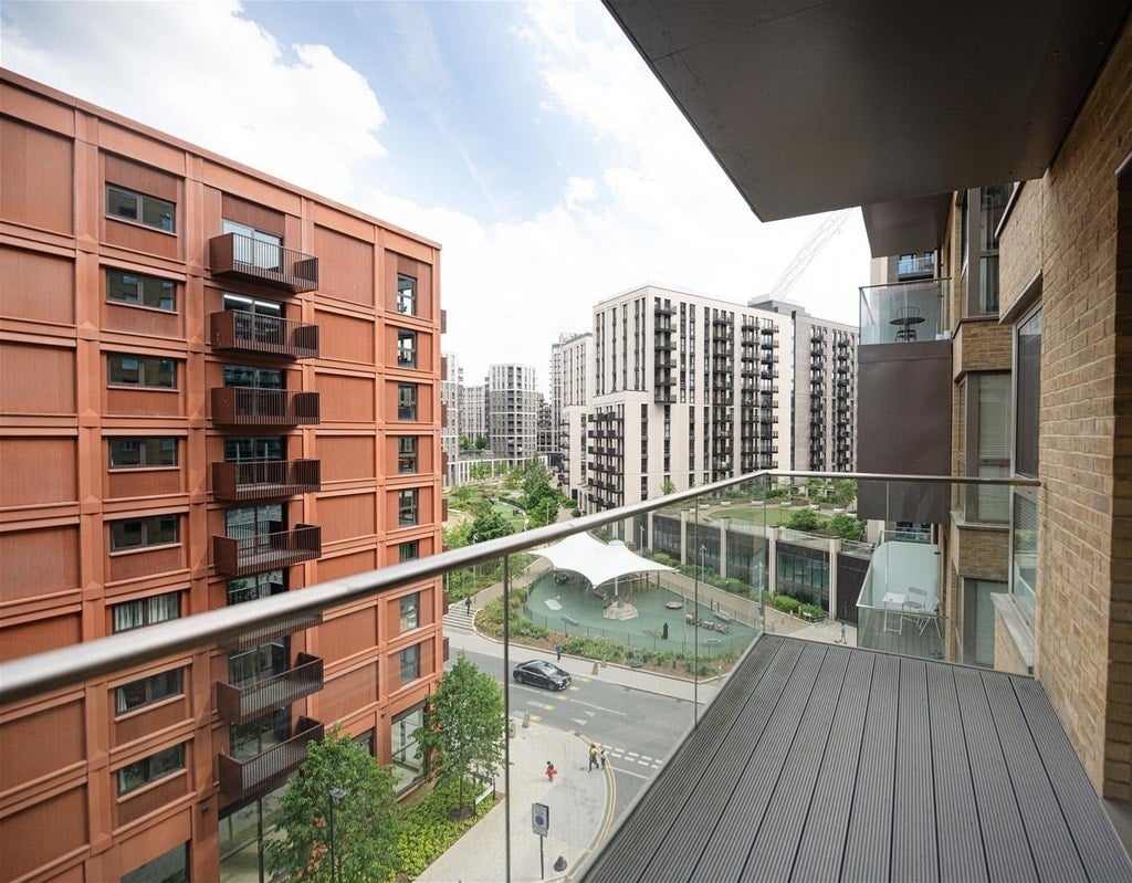 Flat Olympic Way in Greater London