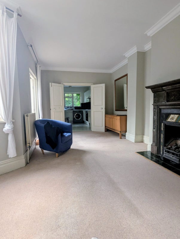 Flat Marius Road in Greater London