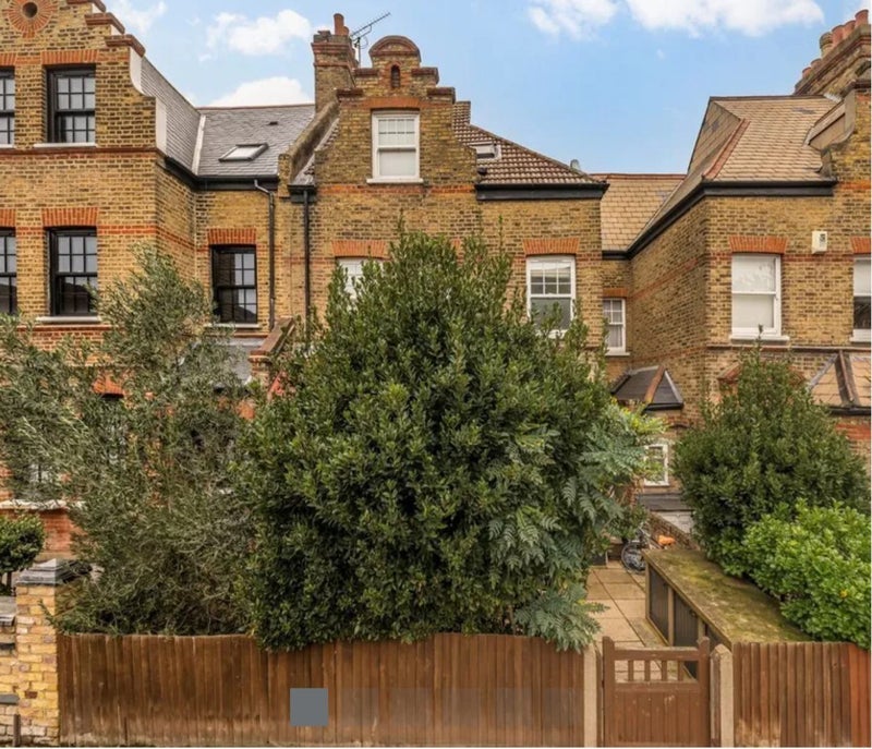 Flat Marius Road in Greater London