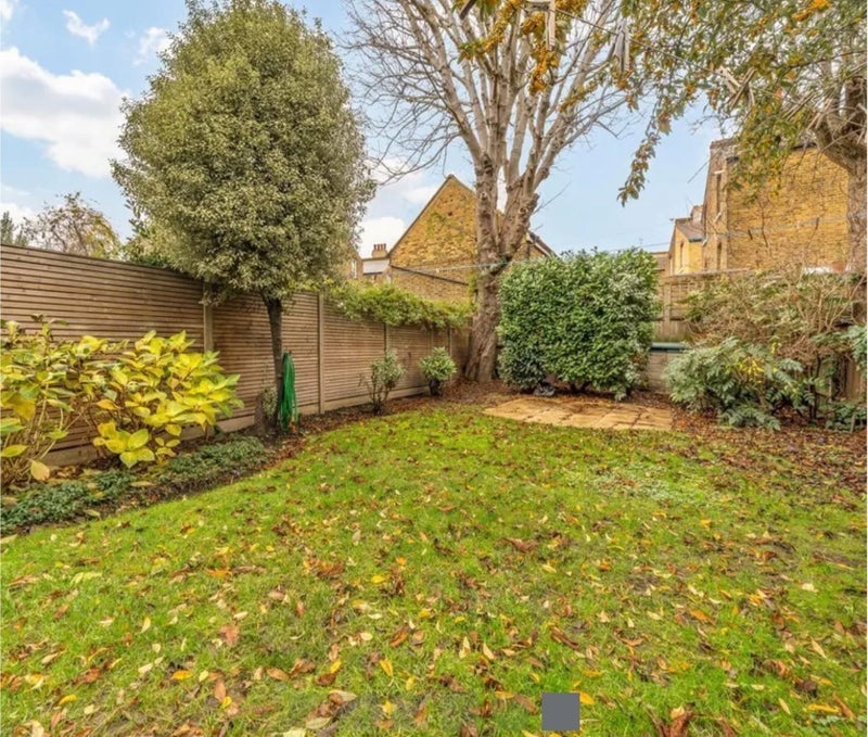 Flat Marius Road in Greater London