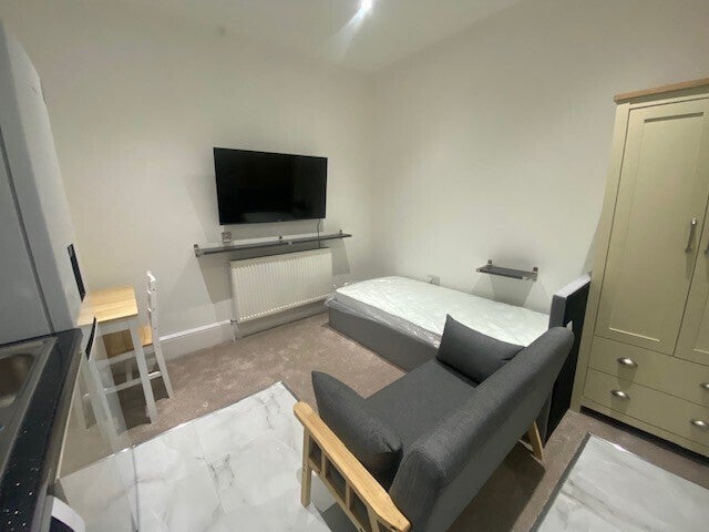 Flat The Green in Greater London