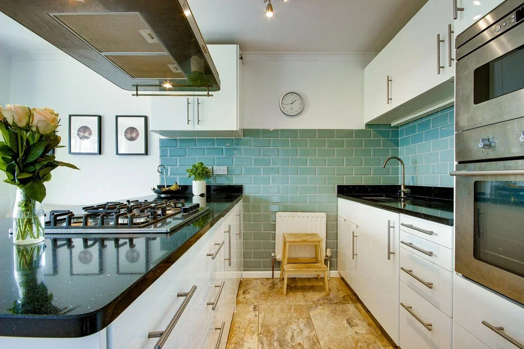 Flat Amsterdam Road in Greater London