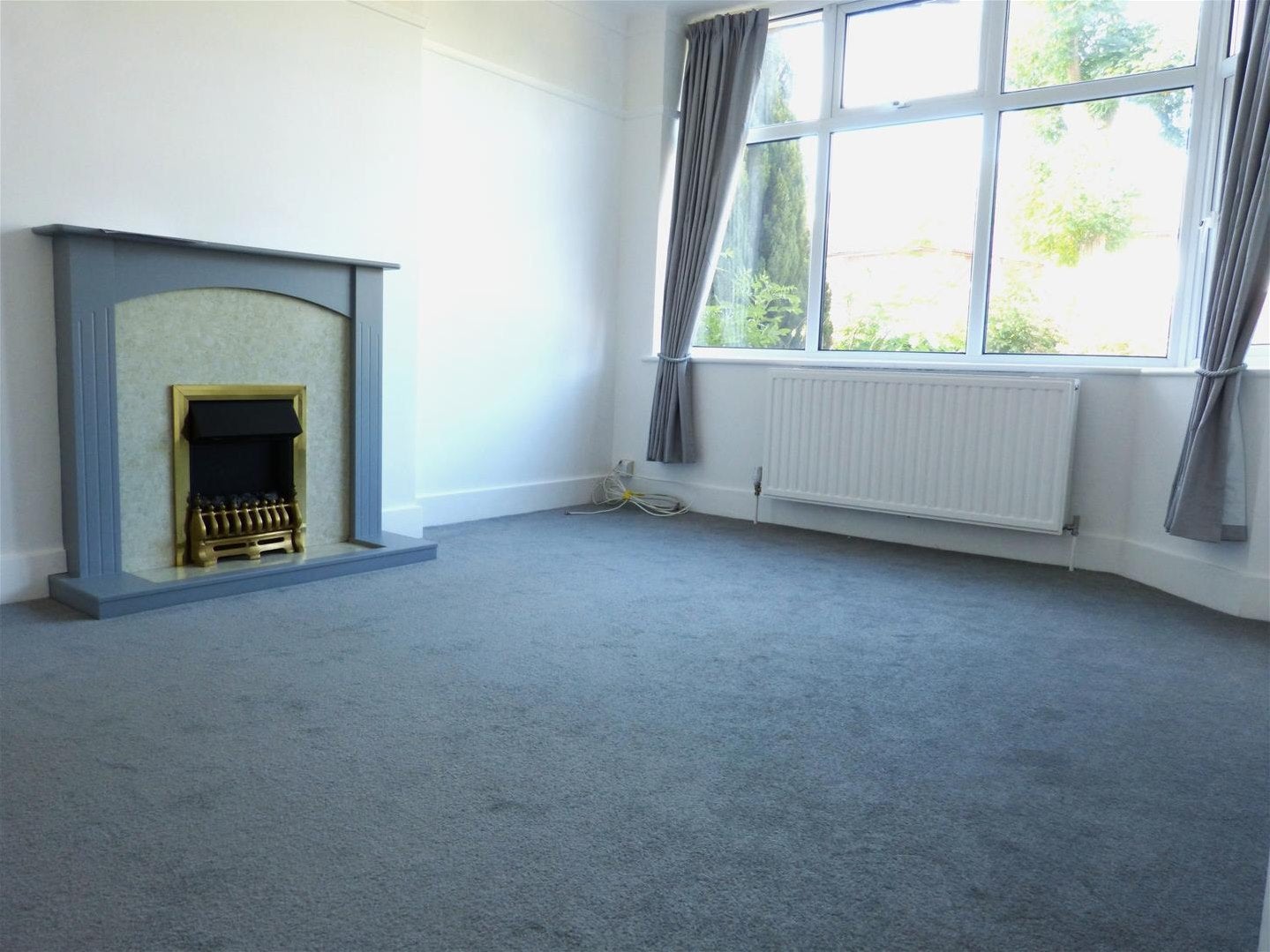 Flat Hallside Road in Greater London