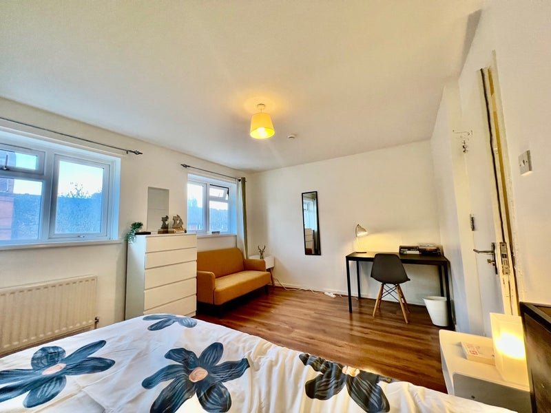 Room Ashfield Street in Greater London