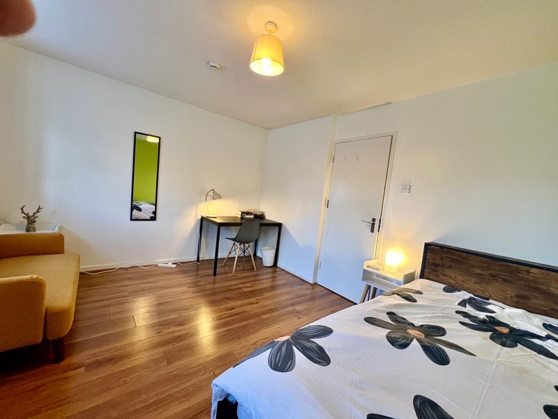Room Ashfield Street in Greater London