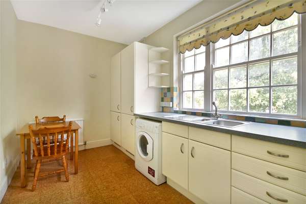 Flat Oaklands Gate in Greater London