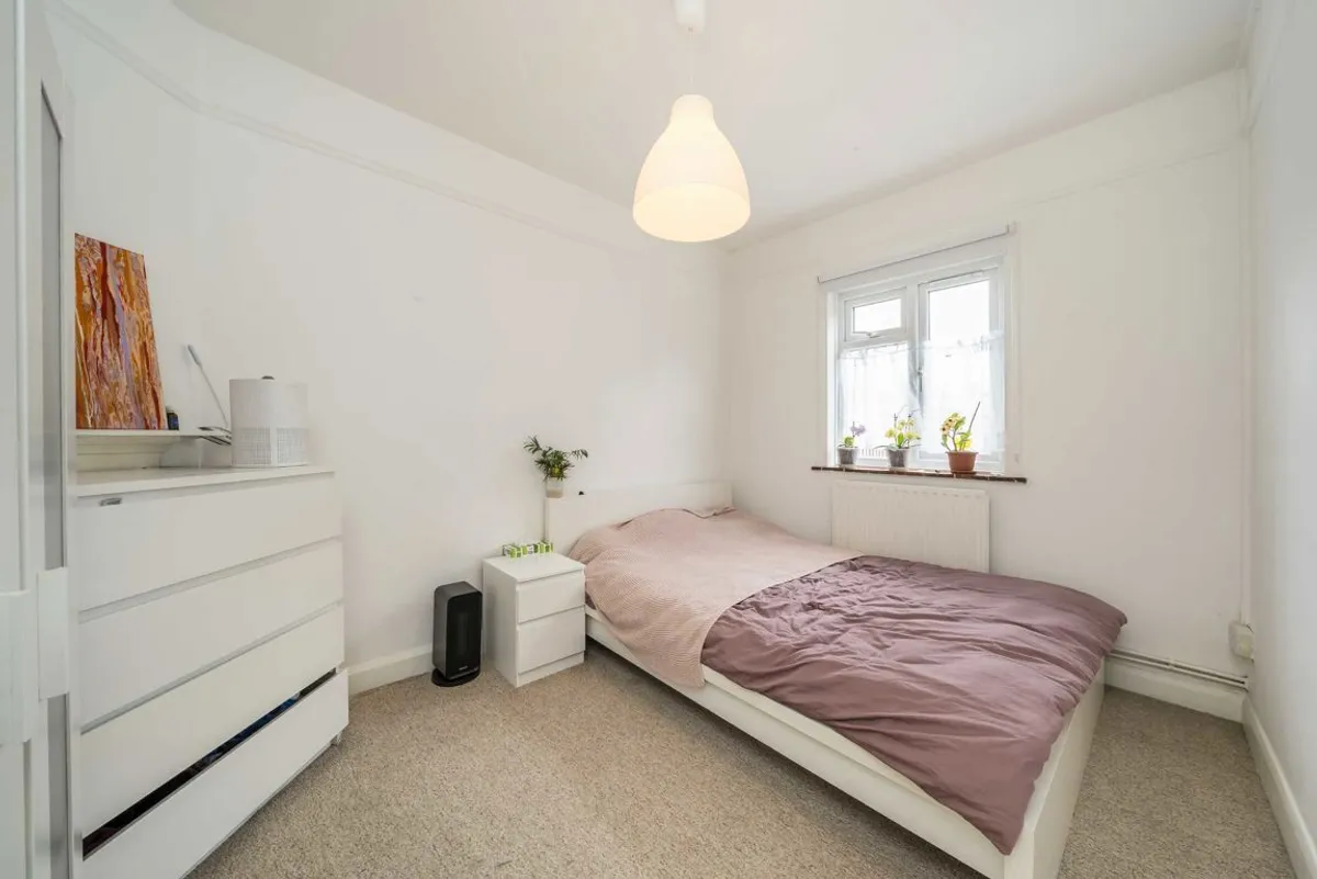 Flat Blackshaw Road in Greater London