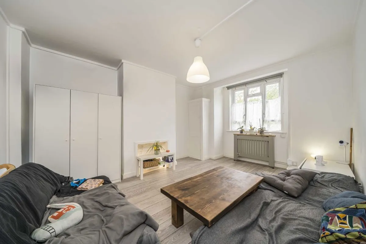 Flat Blackshaw Road in Greater London