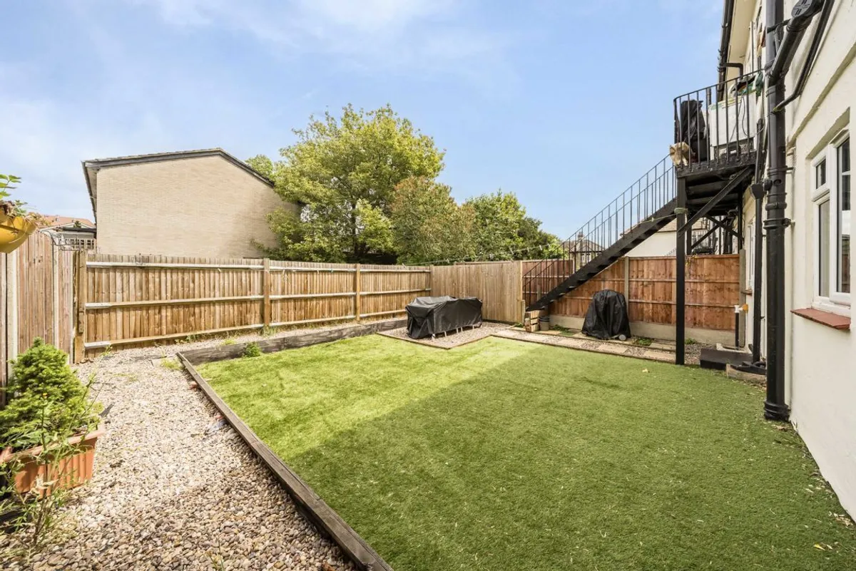 Flat Blackshaw Road in Greater London
