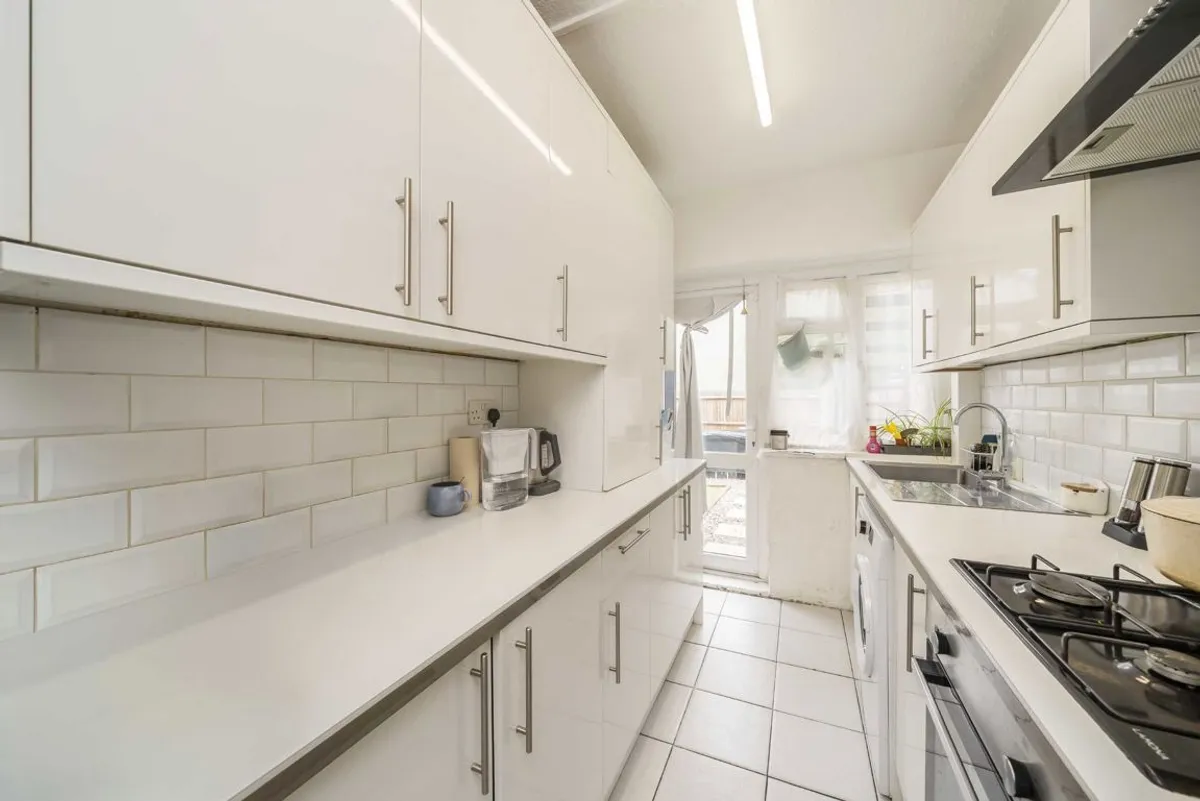Flat Blackshaw Road in Greater London