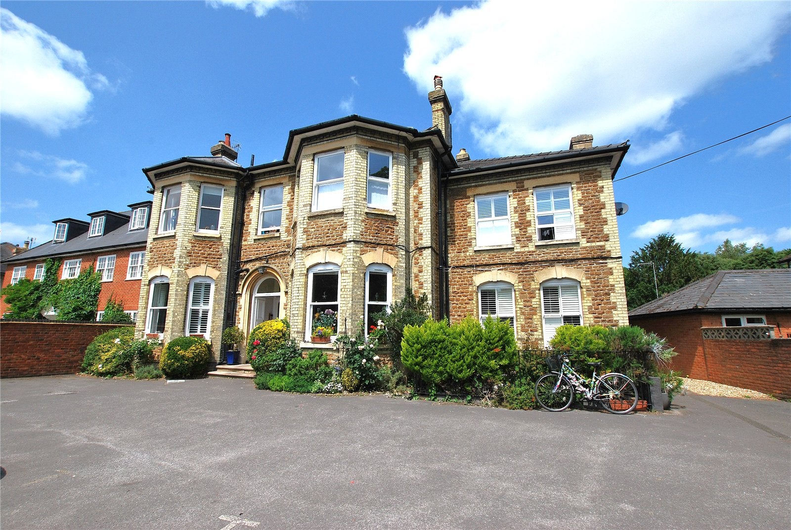 Flat Waterden Road in Guildford