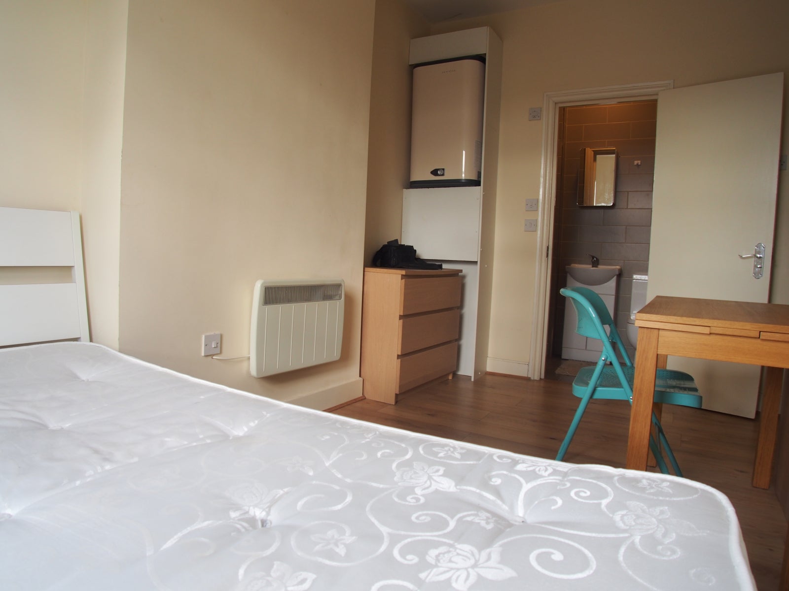 Room Hedge Lane in Greater London