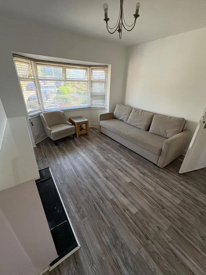 Flat Selborne Gardens in Greater London