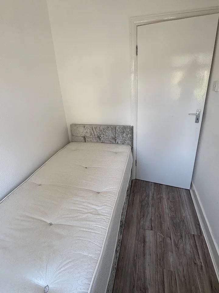 Flat Selborne Gardens in Greater London