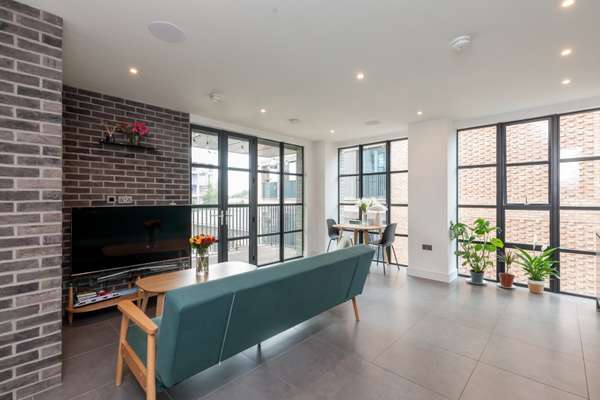 Flat Hepscott Road in Greater London