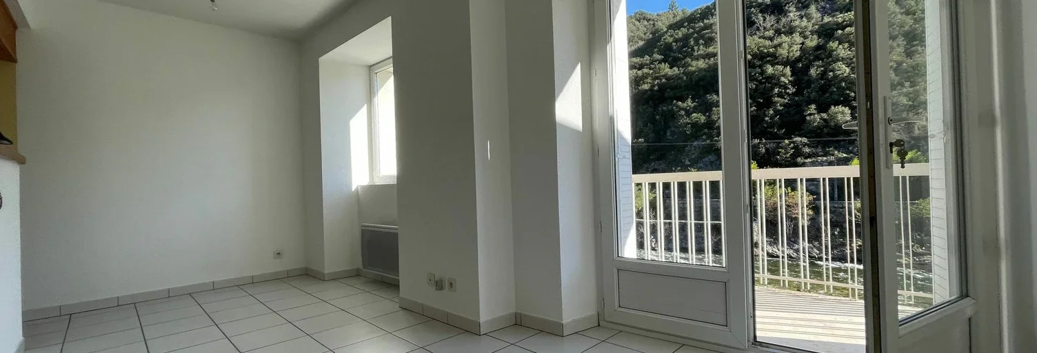 Flat Route du Pont Romain in Pont-de-Labeaume