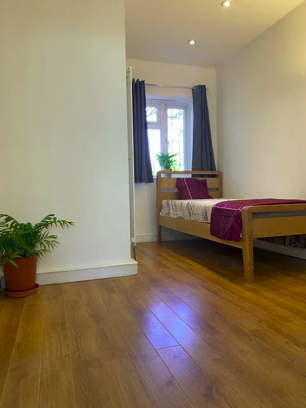 Flat Manor Drive in Greater London