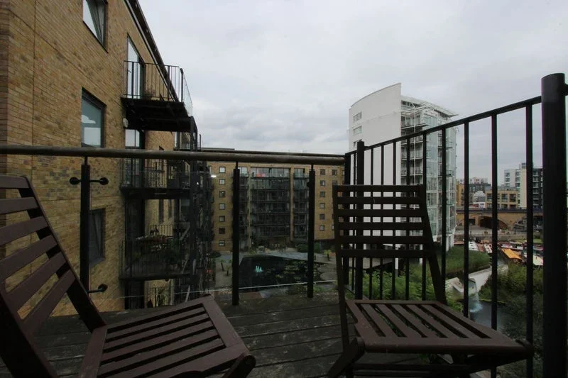 Room Branch Road in Greater London