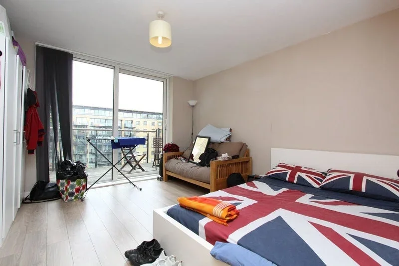 Room Branch Road in Greater London