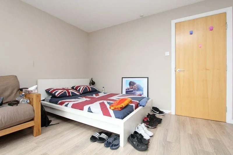 Room Branch Road in Greater London
