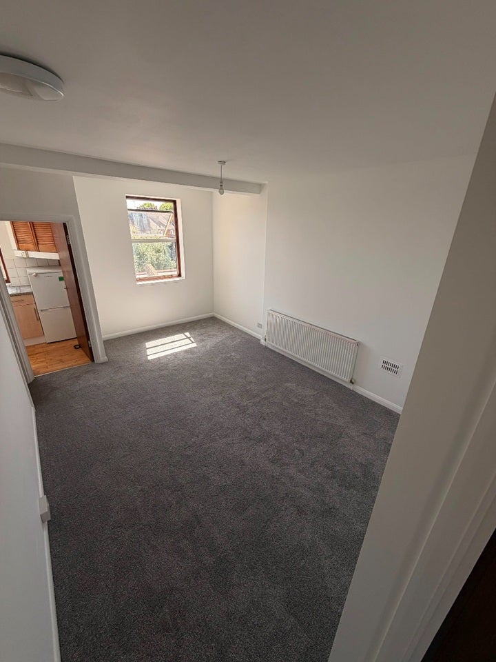 Flat Dawes Road in Greater London