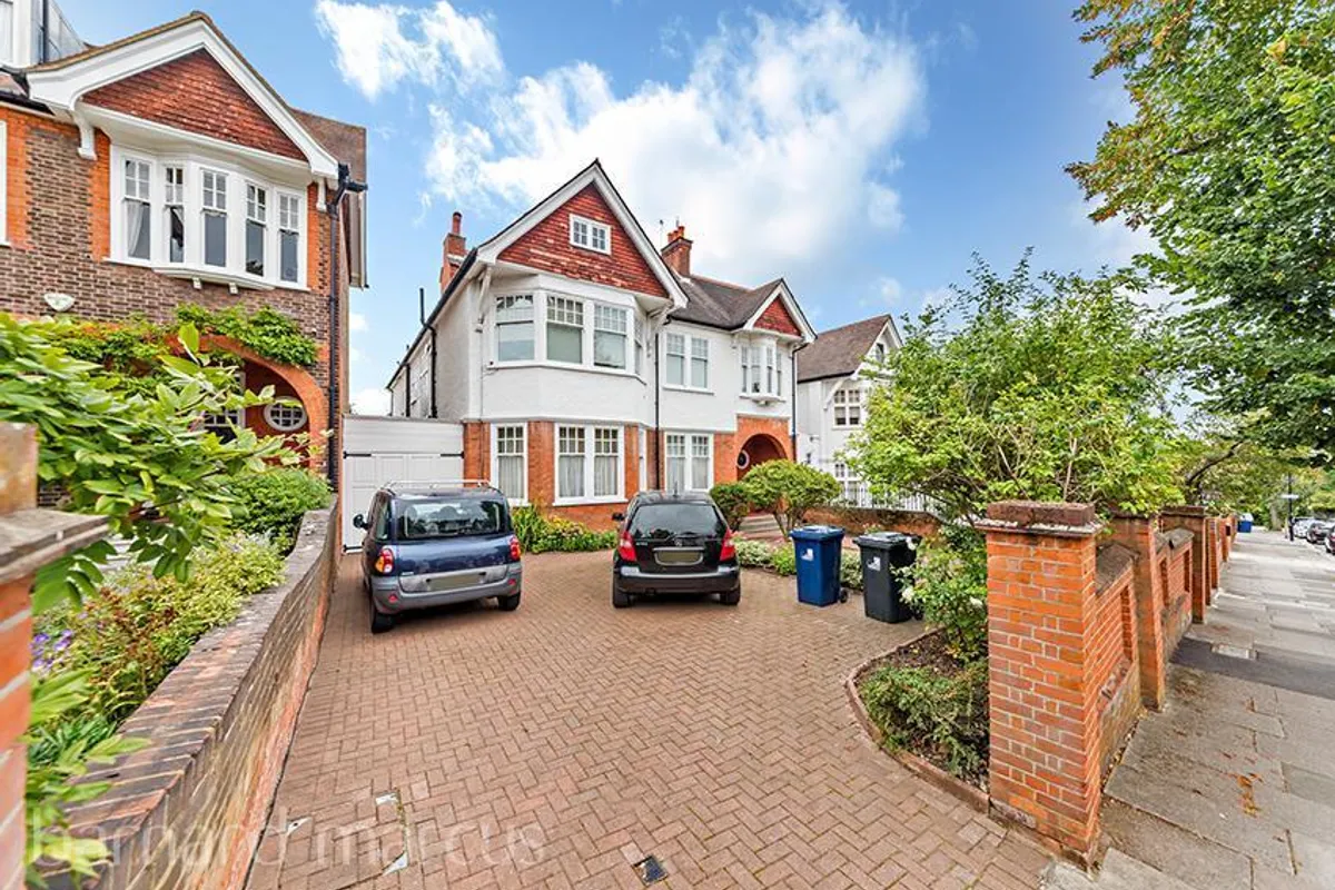 Flat Hillside Road in Greater London