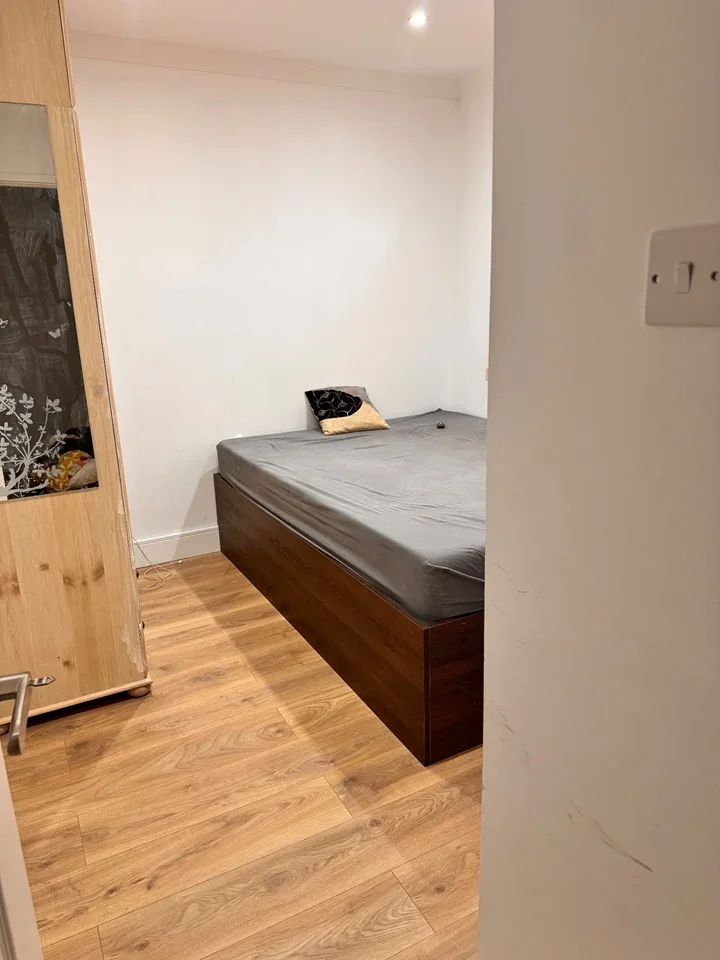 Room Parlaunt Road in Slough