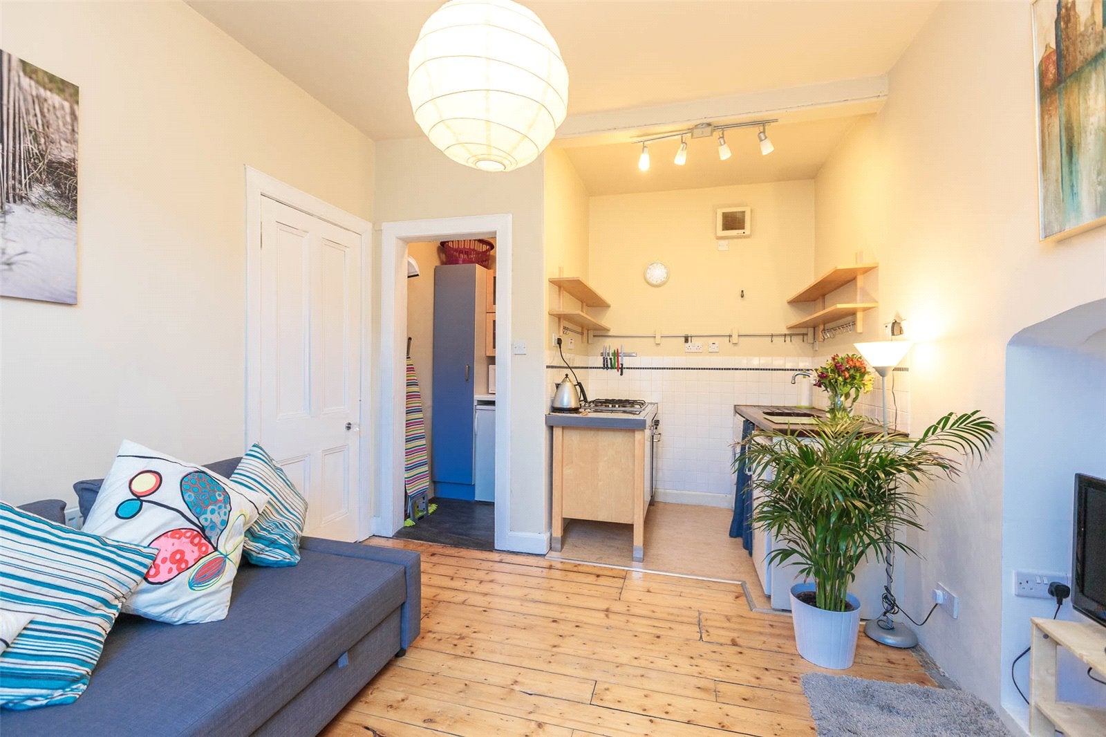 Flat Thorntree Street in City of Edinburgh