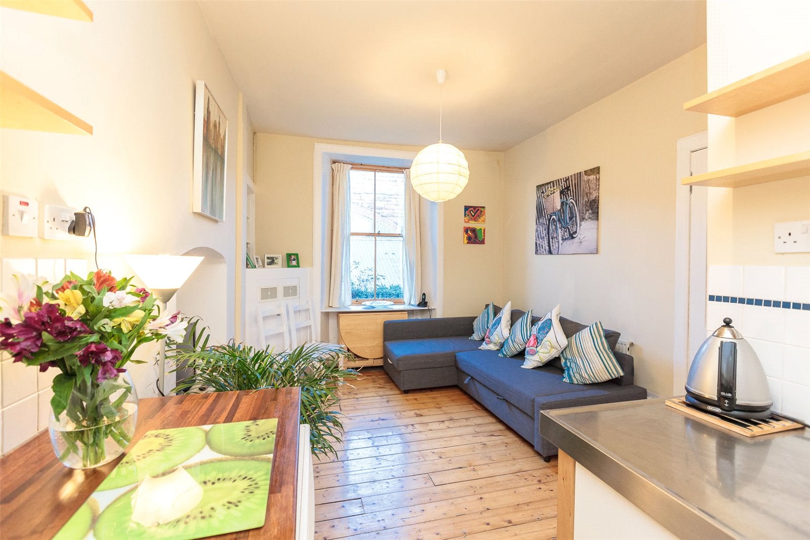 Flat Thorntree Street in City of Edinburgh