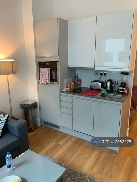 Flat Hayling Close in Slough