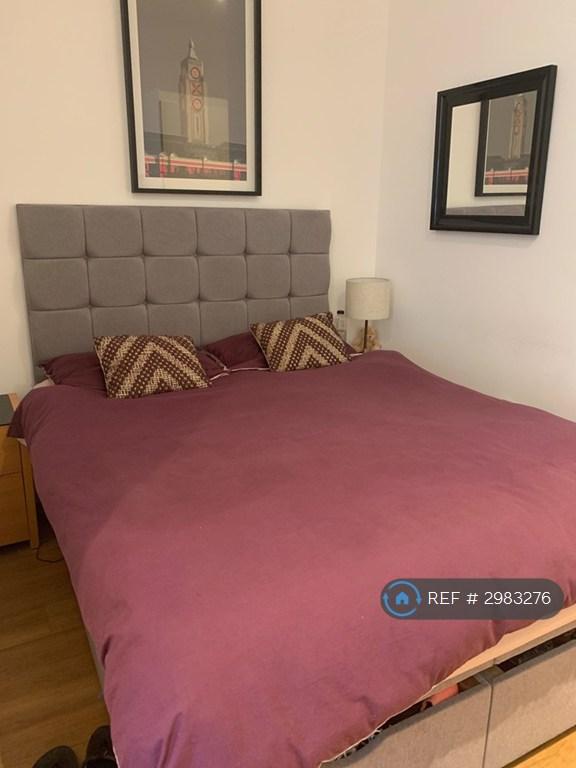 Flat Hayling Close in Slough