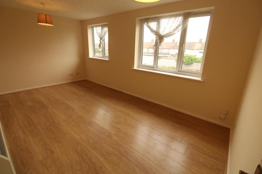 Flat Bradley Road in Greater London