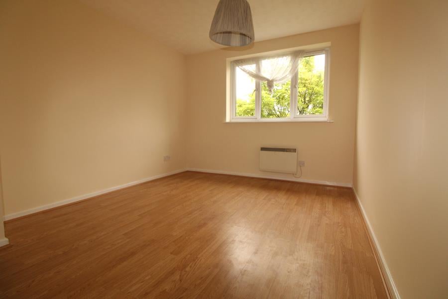 Flat Bradley Road in Greater London