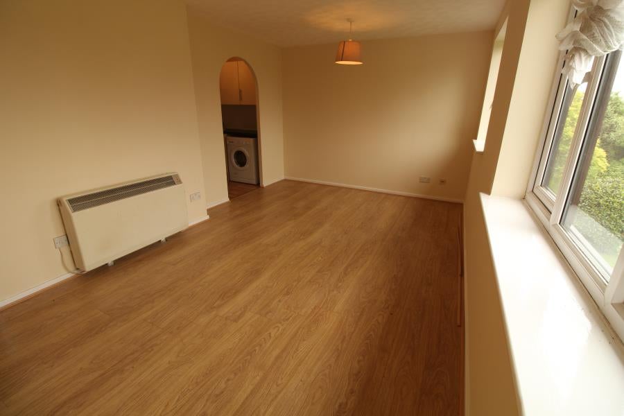 Flat Bradley Road in Greater London