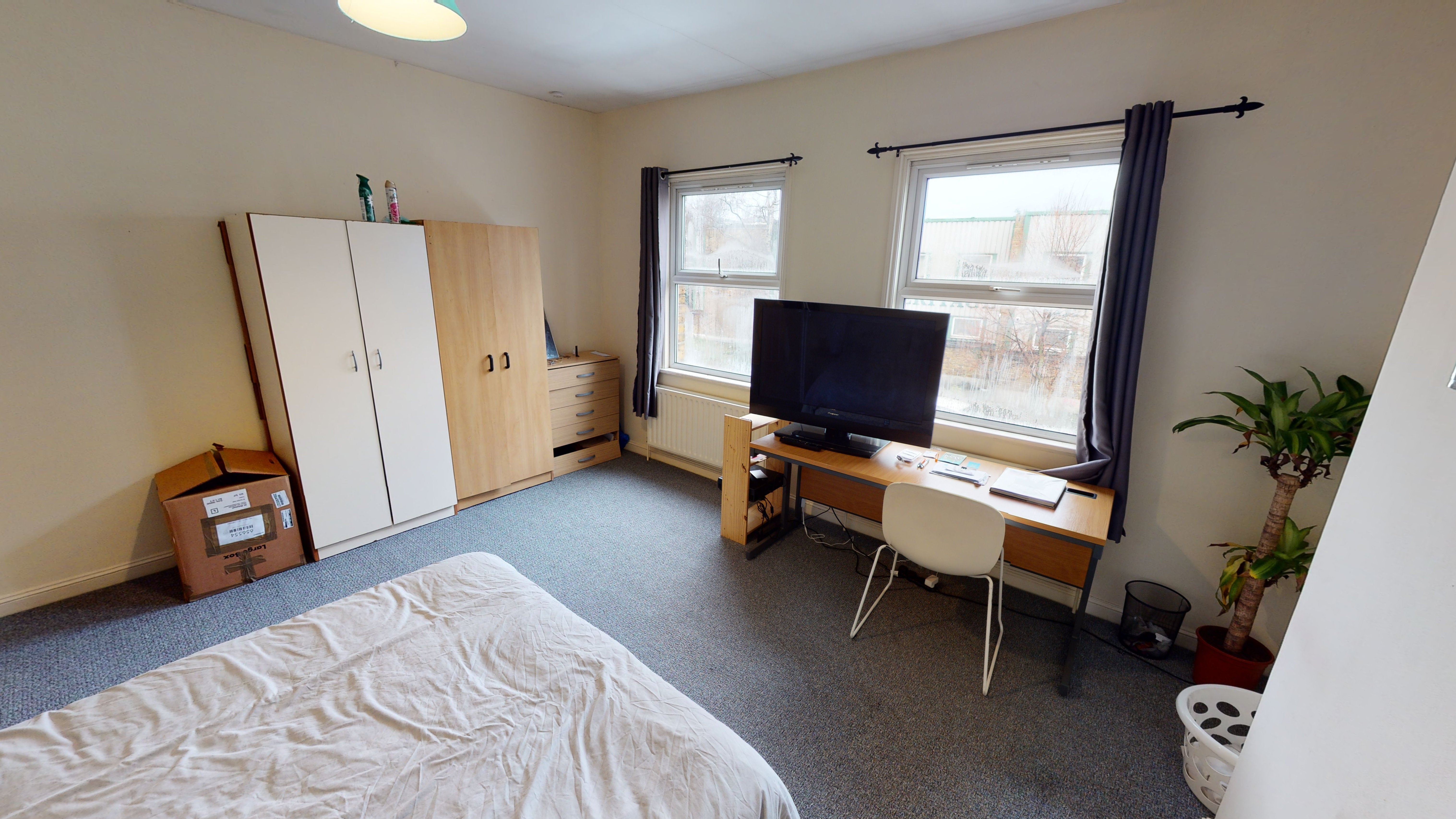 Flat Denmark Road in Greater London