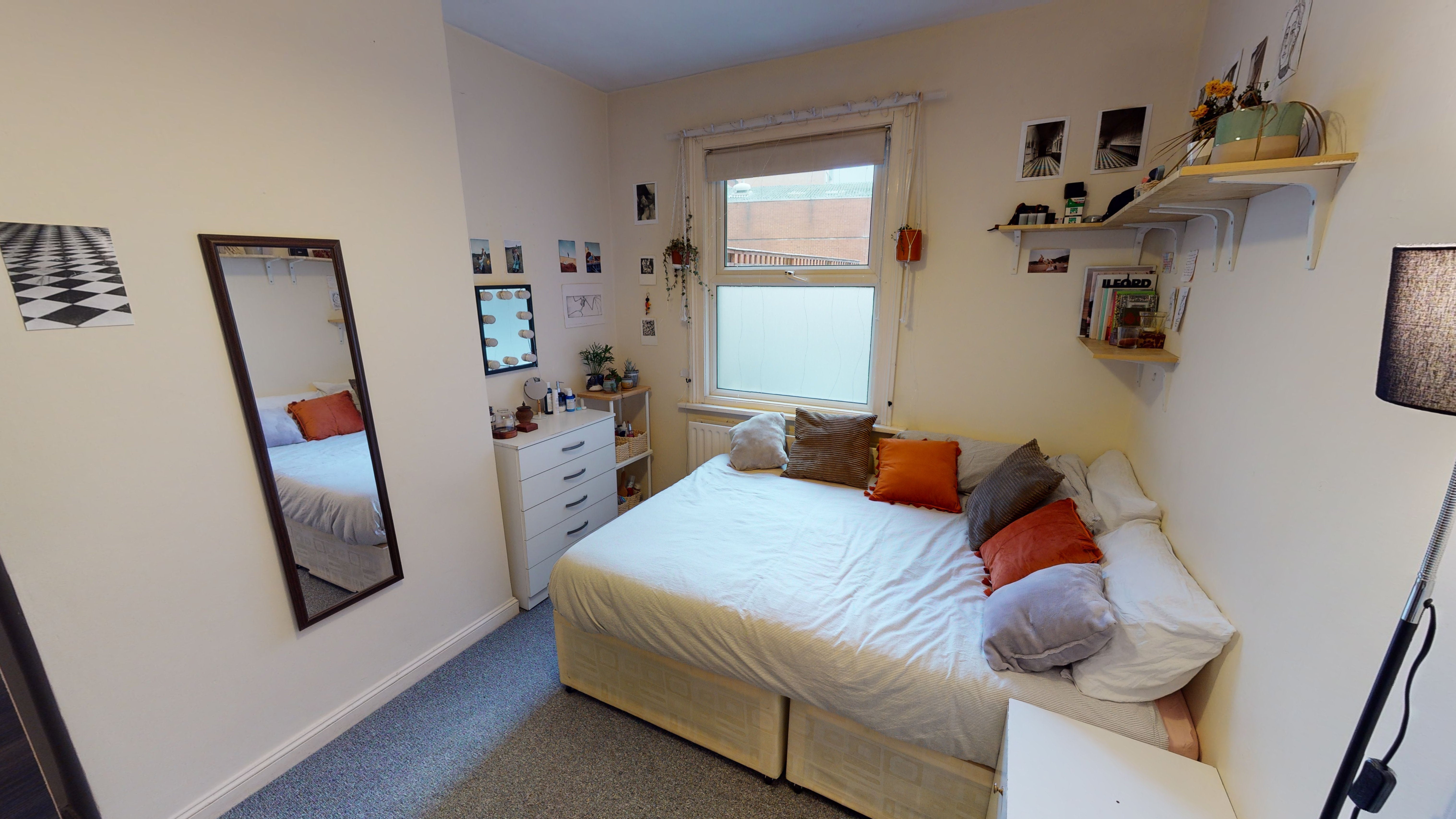 Flat Denmark Road in Greater London