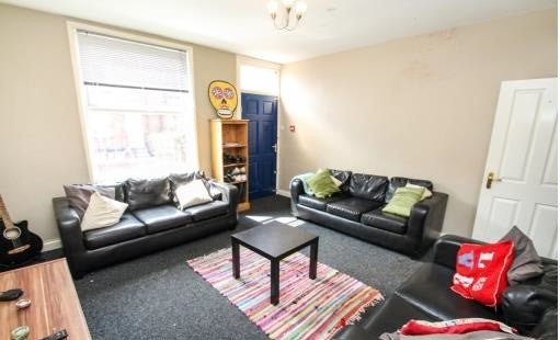 Room Ash Road in Leeds