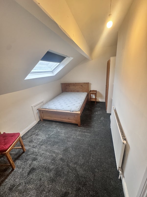 Room Ash Road in Leeds